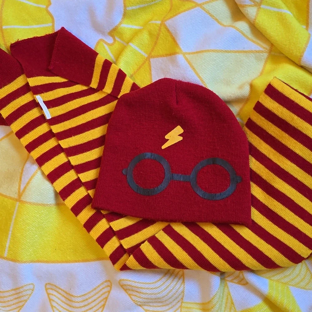 GUC - Harry Potter Hat and Scarf Set in Yellow and Red for Kids (Unisex)